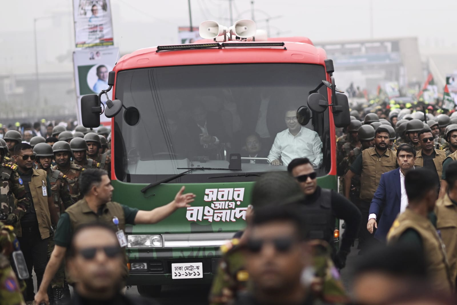 ধীরে ধীরে এগিয়ে যাচ্ছে লাল-সবুজের বাস।