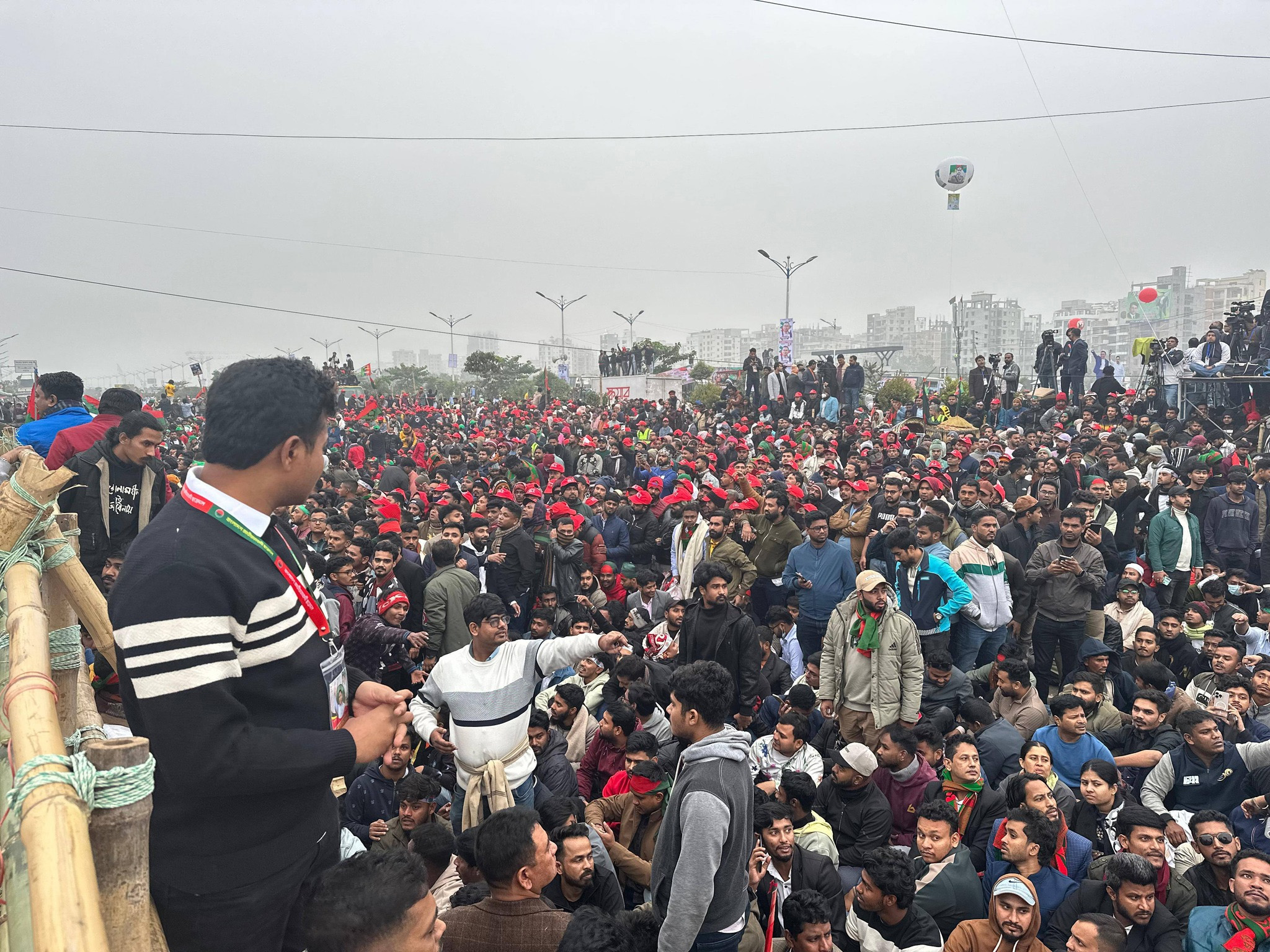 জনসমূদ্র ৩০০ ফিট।