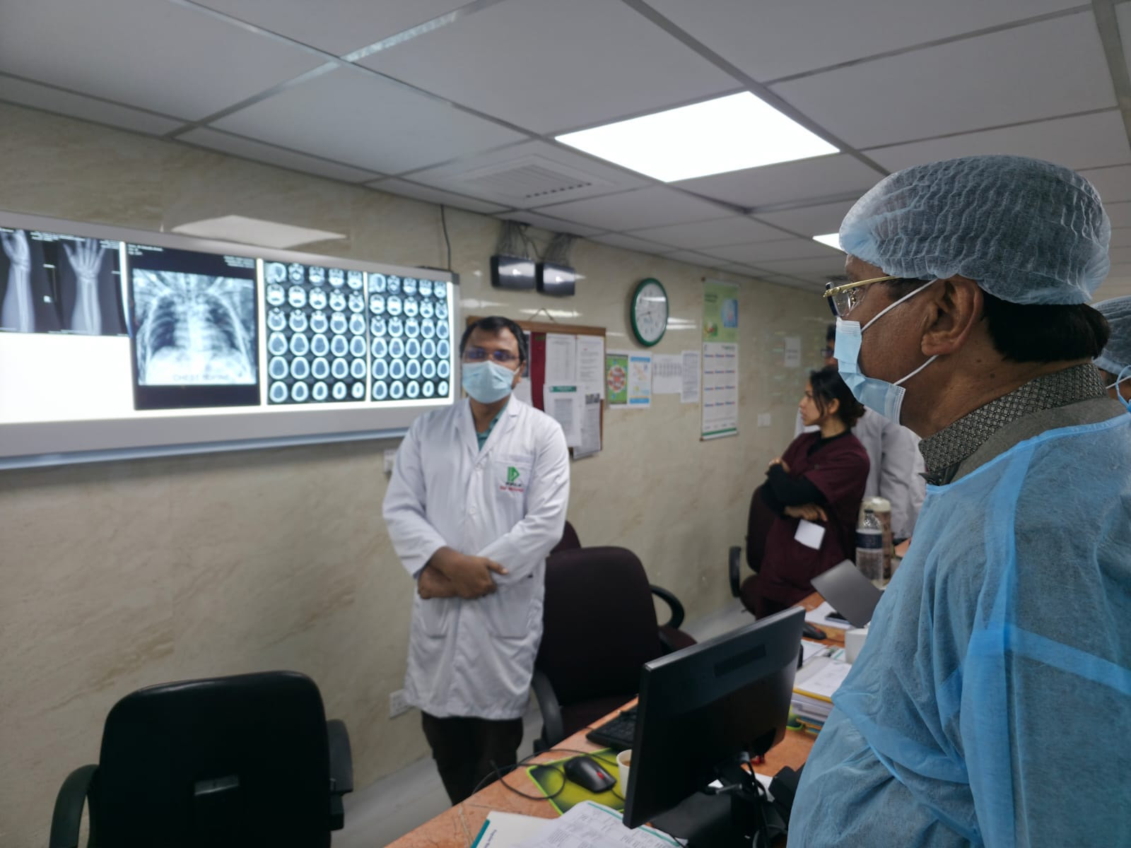 চিকিৎসাধীন ডিএসসিসির বৈদ্যুতিক কর্মী সালাউদ্দিন আহমেদকে দেখতে হাসপাতালে প্রশাসক বীর মুক্তিযোদ্ধা আবদুস সালাম।