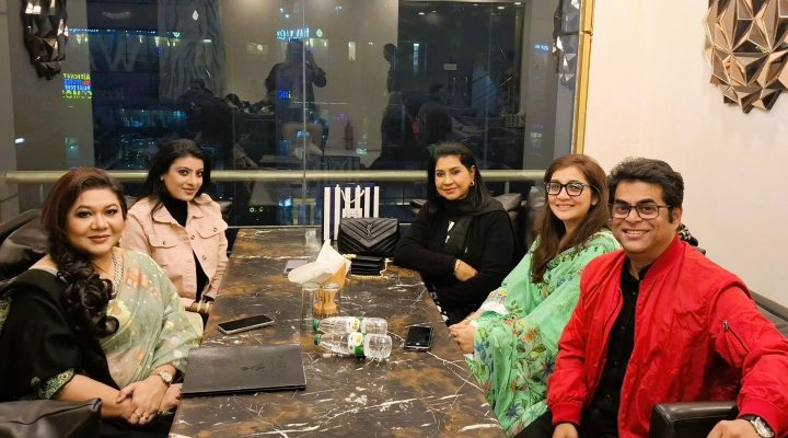 ঘনিষ্ঠজনদের নিয়ে আড্ডায় রিয়া চৌধুরী।