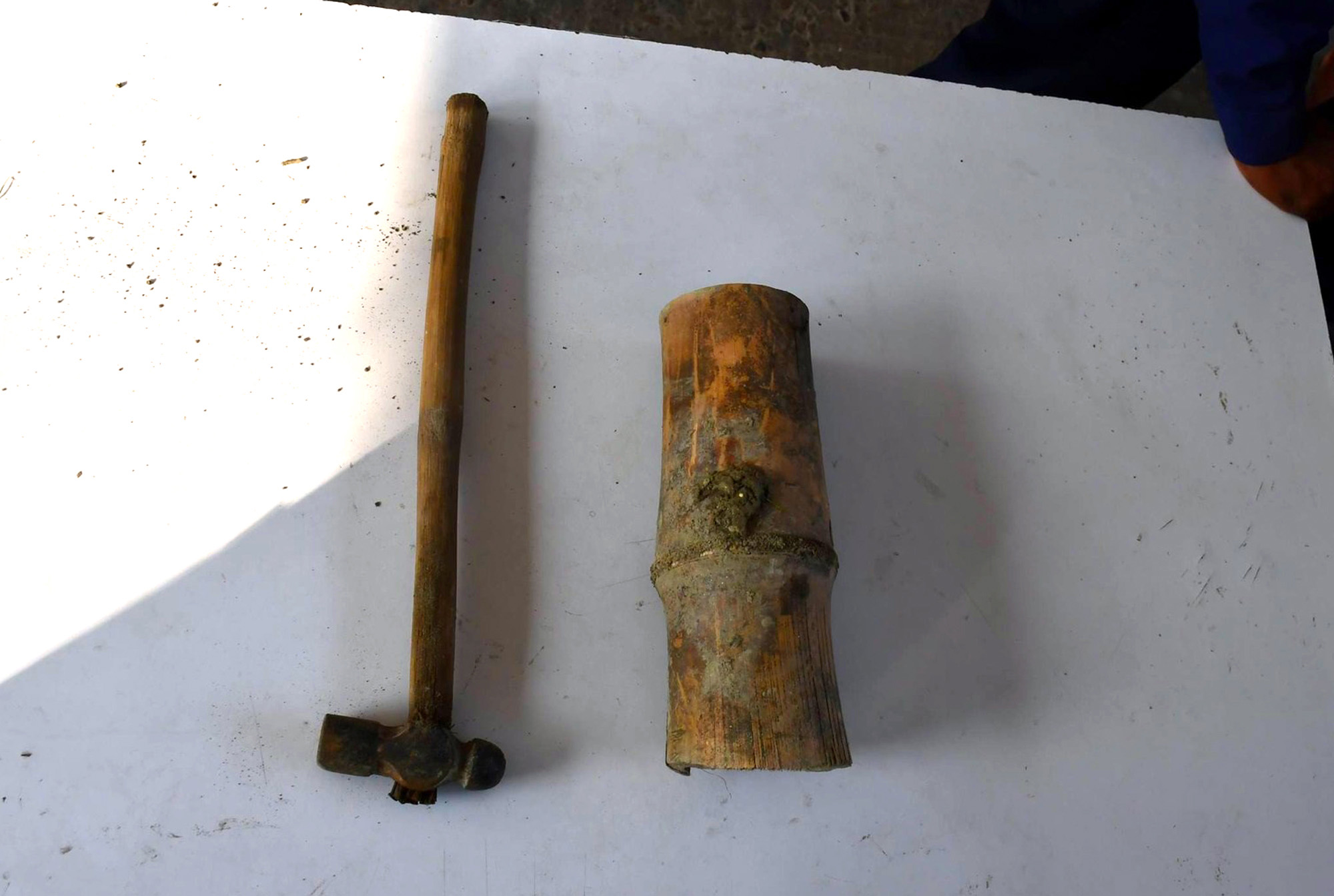 দাদি-নাতনি হত্যায় ব্যবহৃত আলামত জব্দ।