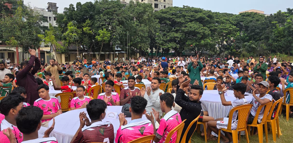 ‘জিয়া অনূর্ধ্ব-১৪ ওয়ার্ড ভিত্তিক ফুটবল টুর্নামেন্ট ২০২৫’–এর ট্রফি ও জার্সি উন্মোচন অনুষ্ঠানে খেলোয়াড় ও উপস্থিত জনতা।