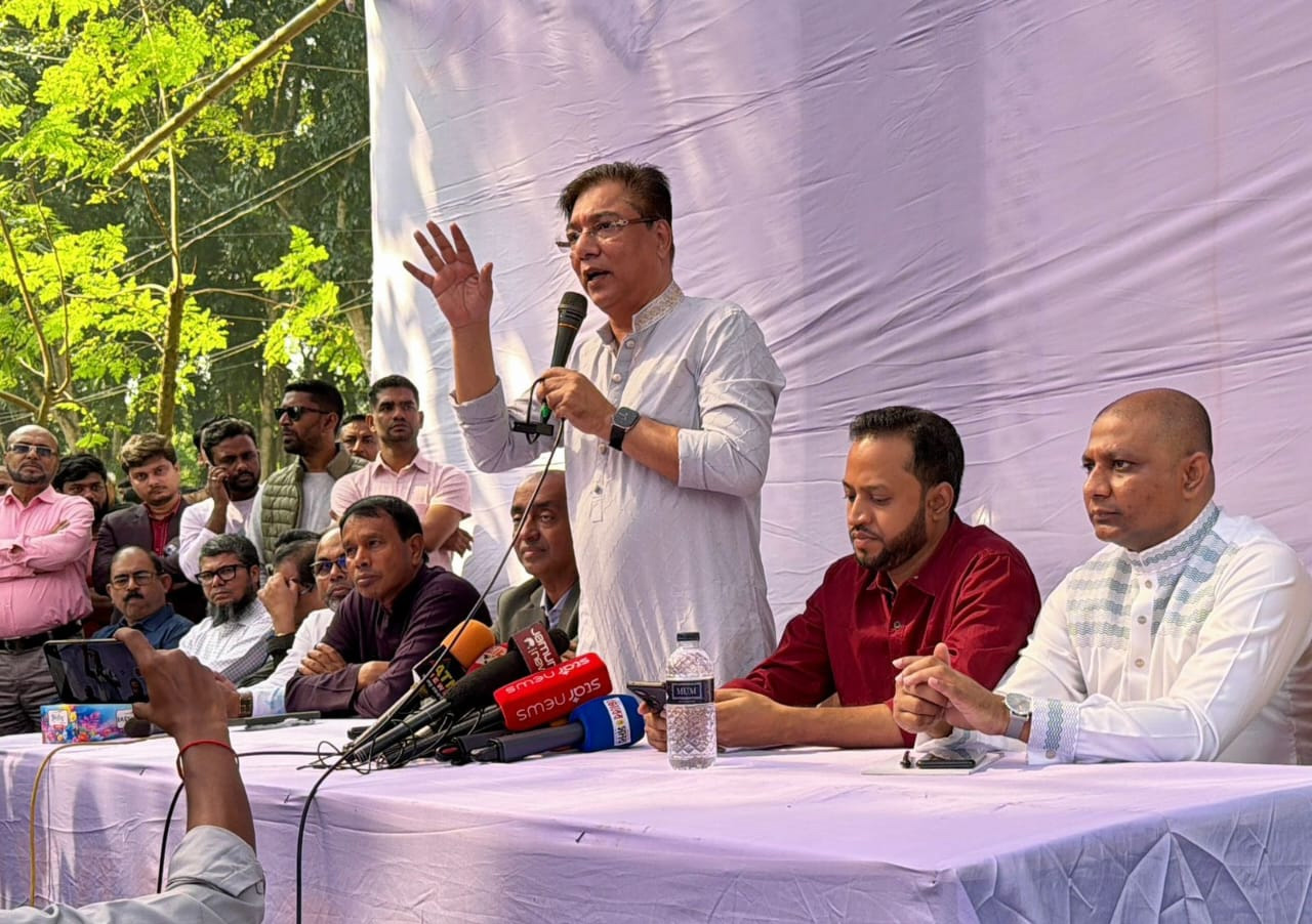 কথা বলছেন বিএনপি’র কেন্দ্রীয় কোষাধ্যক্ষ ও ‘আমরা বিএনপি পরিবার’-এর উপদেষ্টা এম রশিদুজ্জামান মিল্লাত।