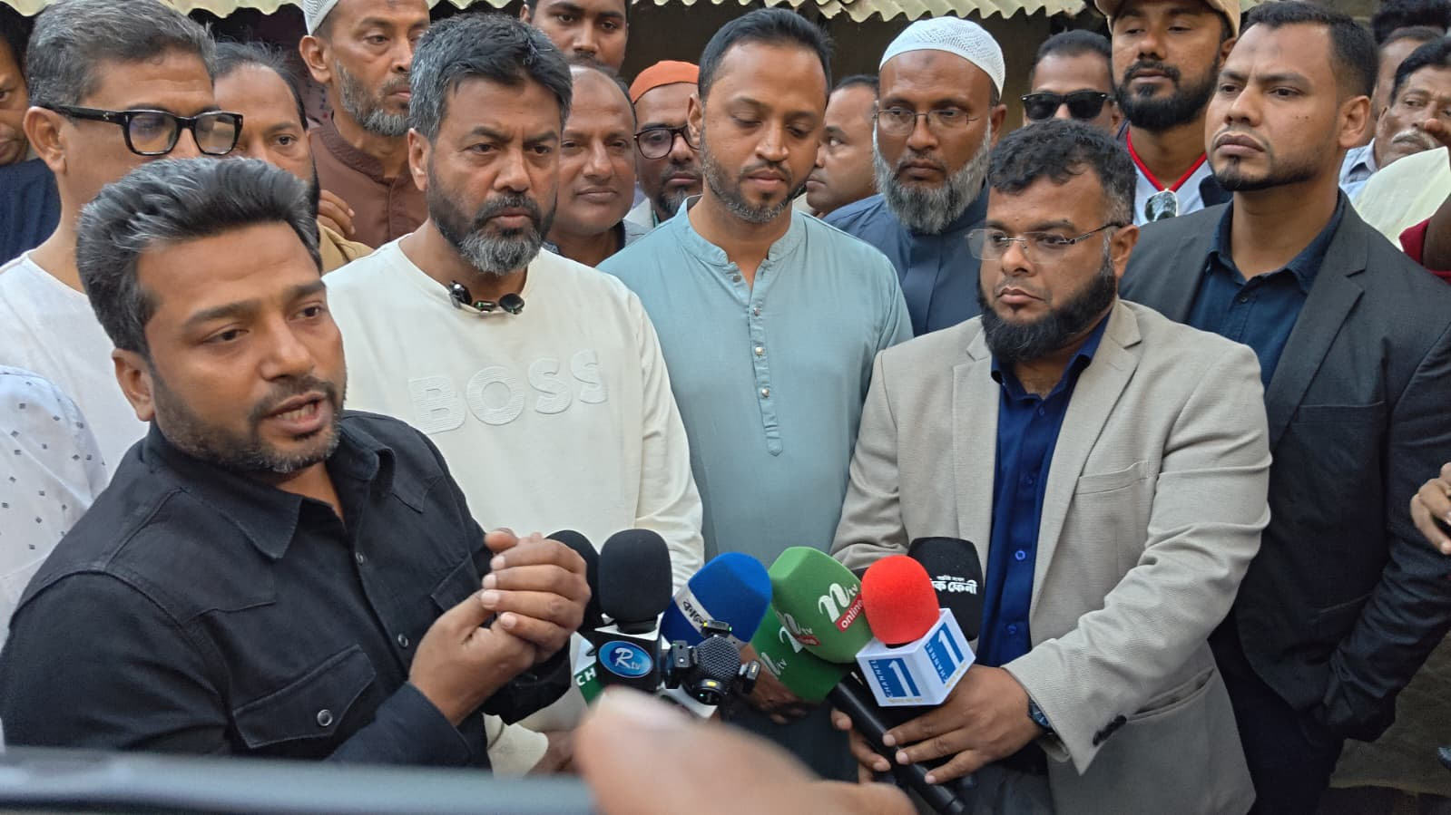 সাংবাদিকদের সাথে কথা বলছেন 'আমরা বিএনপি পরিবার&rsquo;-এর প্রতিনিধি দল।
