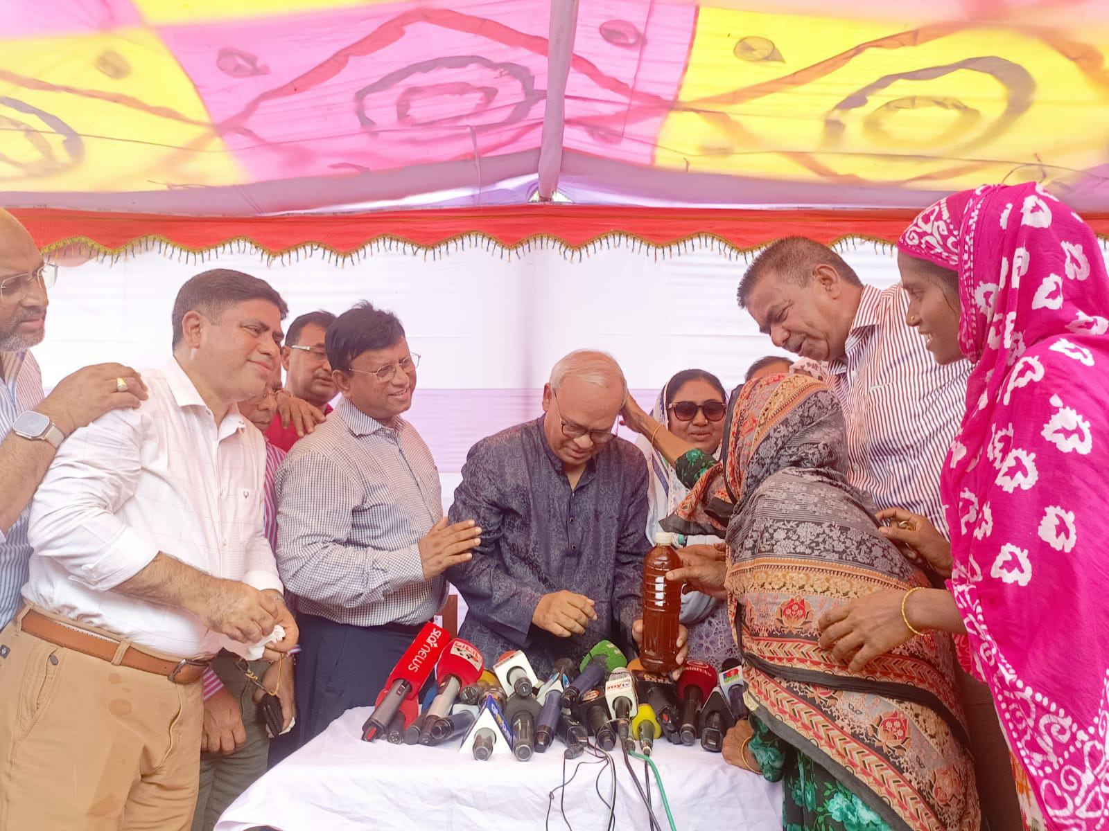 ‘আমরা বিএনপি পরিবার’ পক্ষ থেকে ‘গরু ছাড়াই ঘানি টানা’ প্রবীণ দম্পতিকে সহায়তা প্রদান