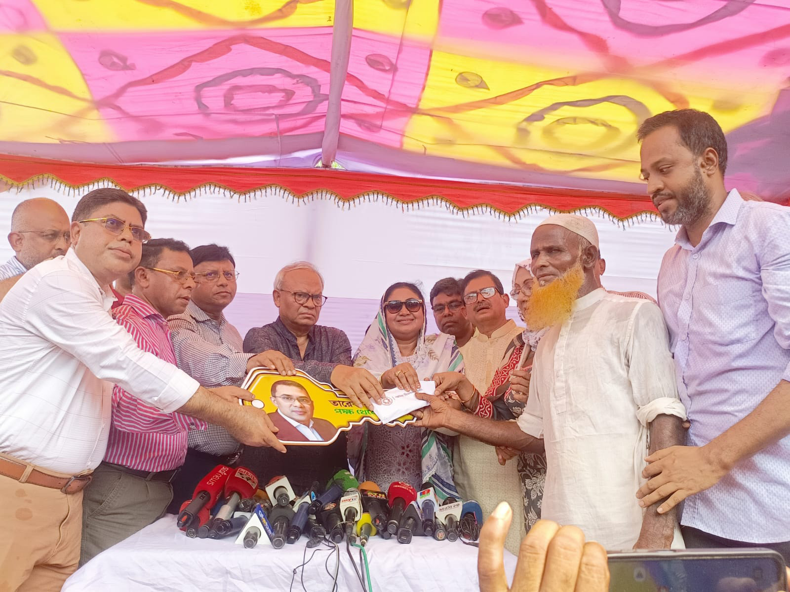 ‘আমরা বিএনপি পরিবার’ পক্ষ থেকে ‘গরু ছাড়াই ঘানি টানা’ প্রবীণ দম্পতিকে সহায়তা প্রদান।