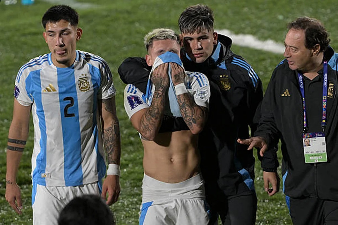 ফাইনালে মরক্কোর কাছে হারের পর আর্জেন্টাইনদের কান্না।