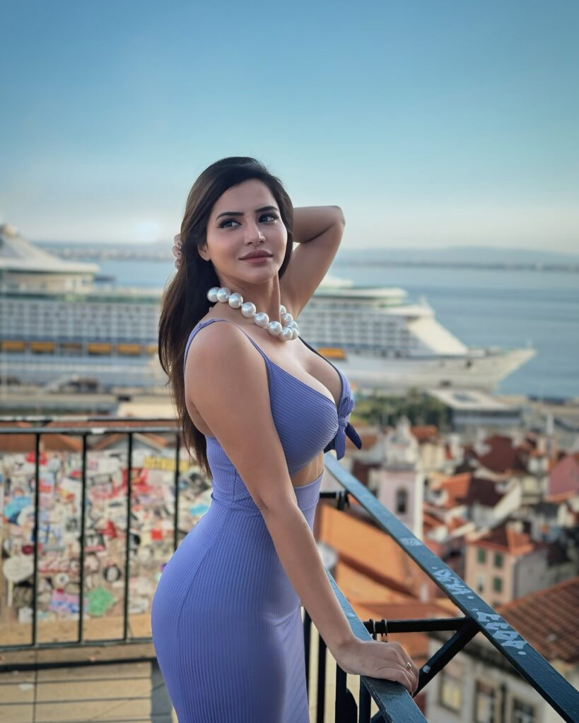 ভারতের দক্ষিণী অভিনেত্রী ও &lsquo;বিগ বস তেলেগু&rsquo; তারকা আশু রেড্ডি।