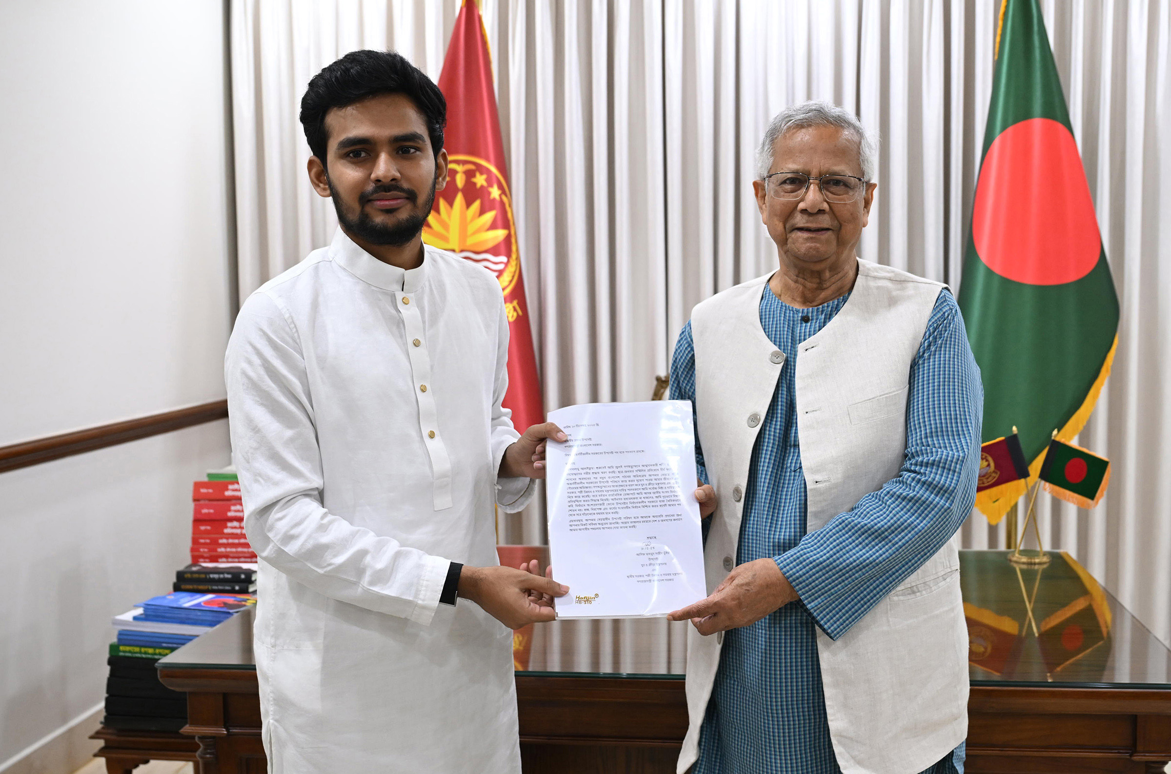  আসিফ মাহমুদের পদত্যাগপত্র গ্রহণ করছেন প্রধান উপদেষ্টা।