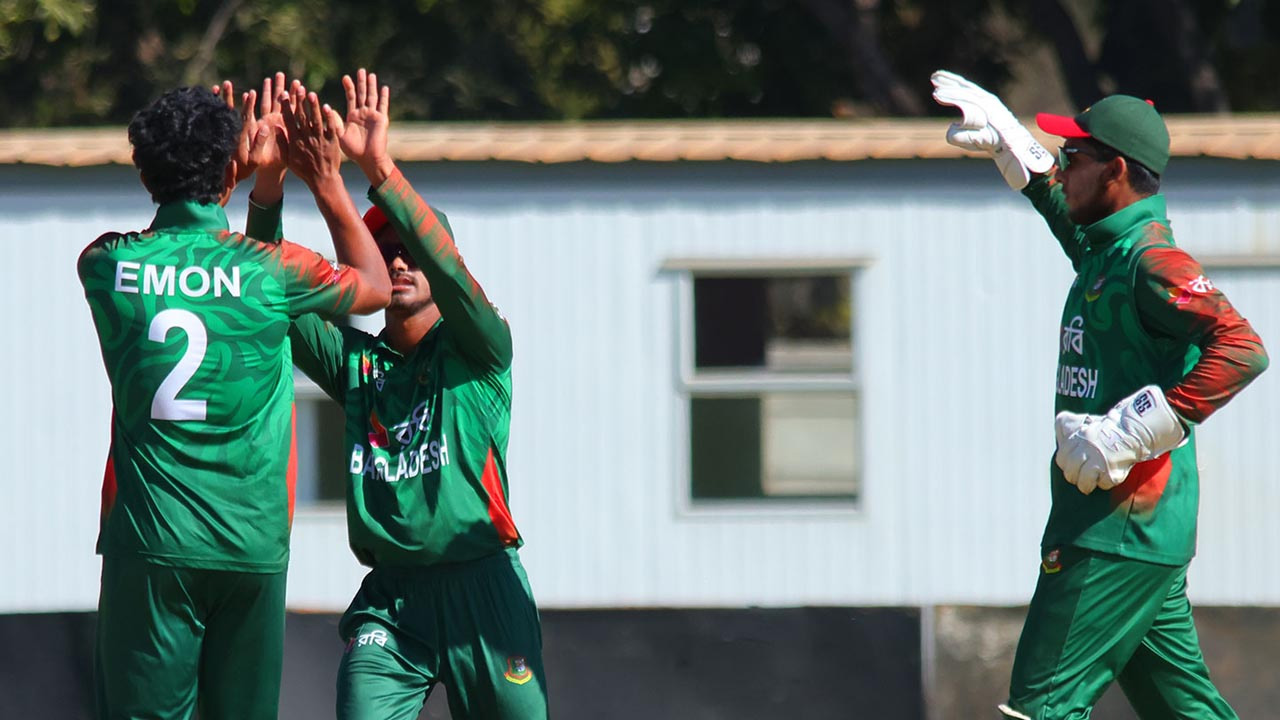 দারুণ বোলিং করে ৫ উইকেট নেন ইকবাল হোসেন ইমন।