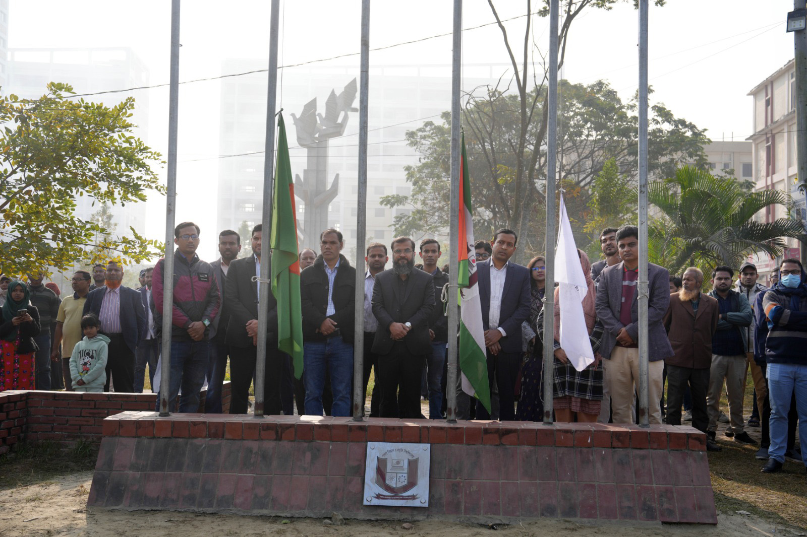 জাতীয় পতাকা ও বিশ্ববিদ্যালয় পতাকা উত্তোলন করা হয়।