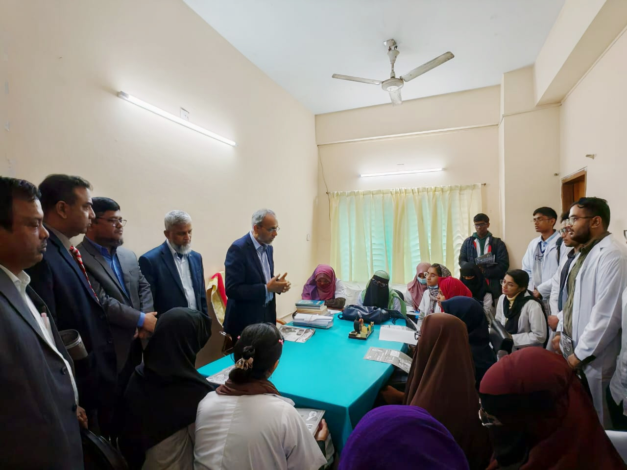 লিফলেট বিতরণ কর্মসূচিতে ডা. মো. রফিকুল ইসলাম।