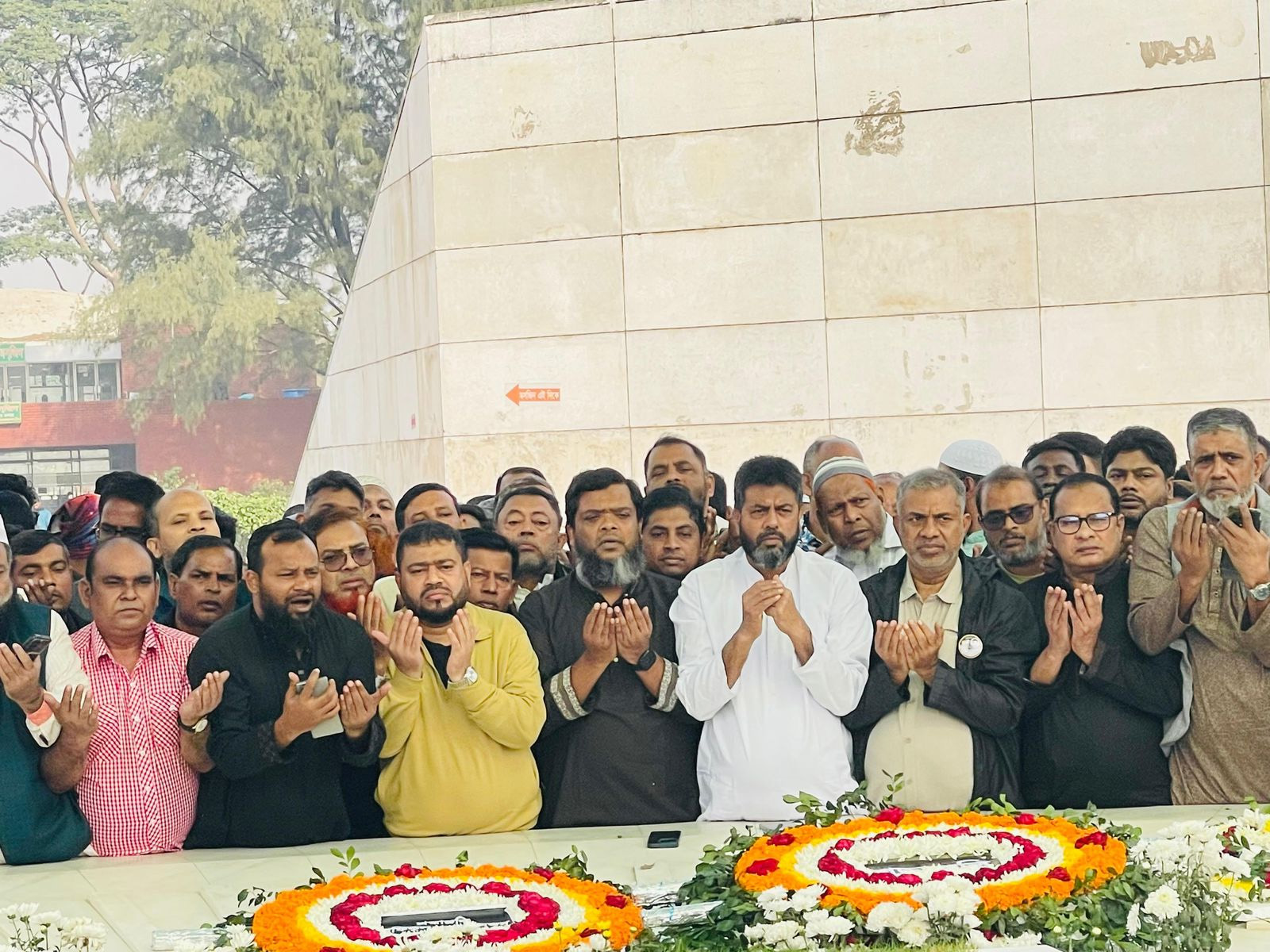 জিয়াউর রহমান ও খালেদা জিয়ার মাজারে মহানগর দক্ষিন বিএনপির দোয়া।