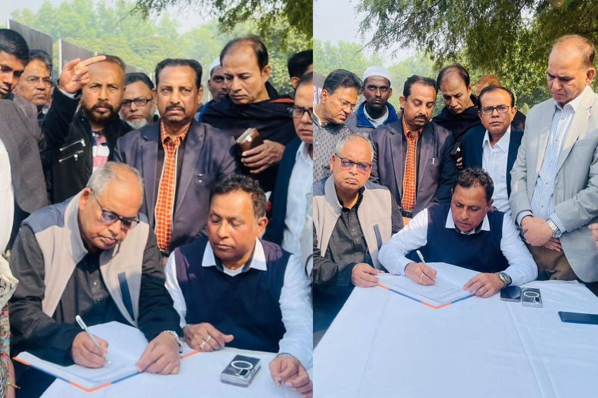 শোক বইতে স্বাক্ষর করছেন ডুয়া আহ্বায়ক শামসুজ্জামান দুদু ও সদস্য সচিব এ টি এম আব্দুল বারী ড্যানী।