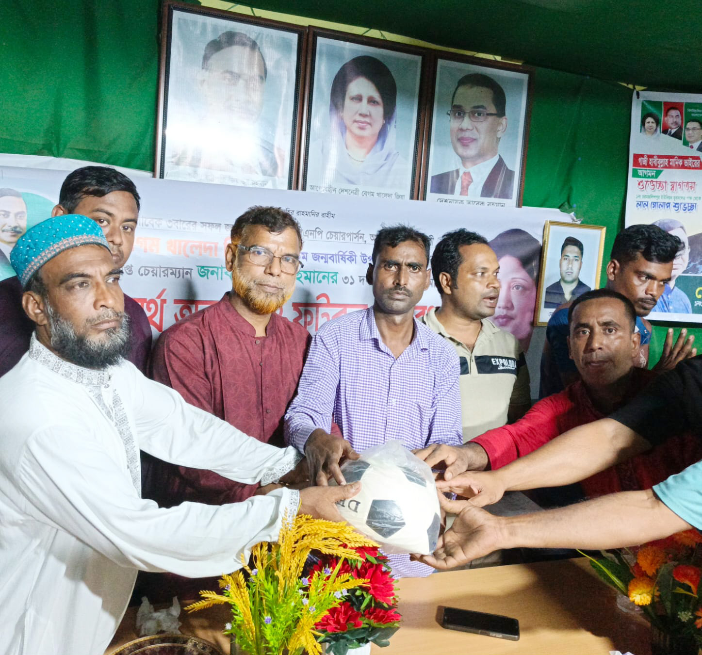 বেগম জিয়ার জন্মবার্ষিকী উপলক্ষে ফুটবল বিতরণ।