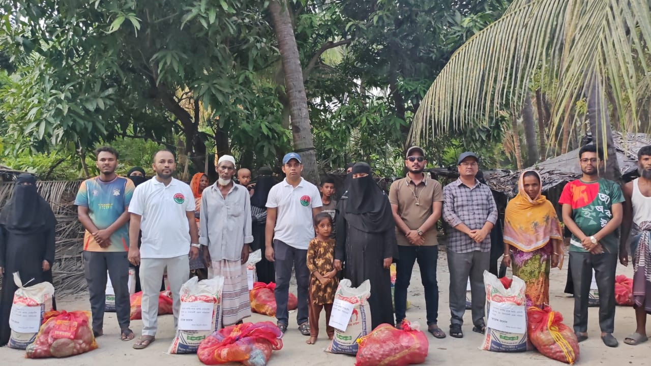 কক্সবাজারে ১৮টি অসহায় পরিবারের মাঝে তারেক রহমান পক্ষ থেকে খাদ্যসামগ্রী বিতরণ করা হয়।