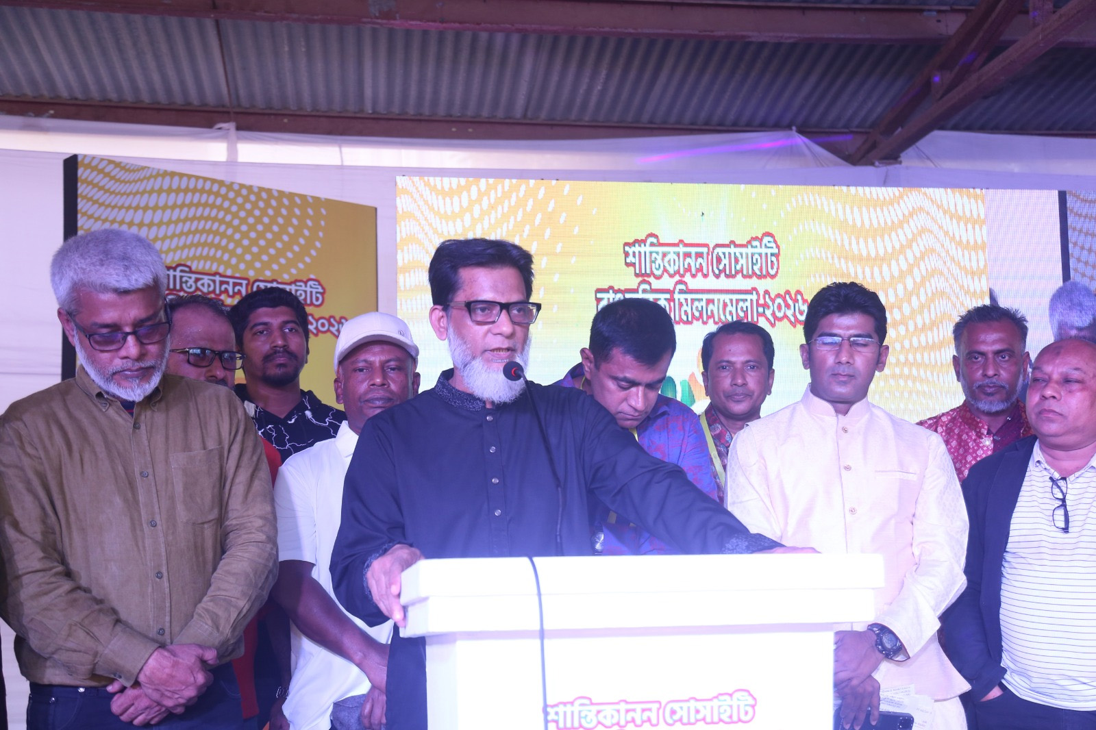 বক্তব্য রাখছেন হাবিবুর রশিদ হাবিব।