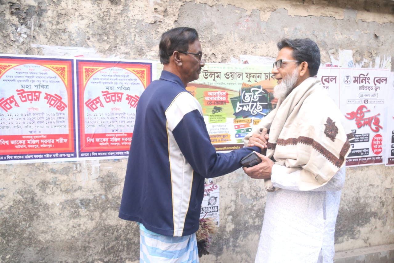 ঢাকা-৯ আসনে নানা শ্রেণি পেশার মানুষের সঙ্গে শুভেচ্ছা বিনিময়কালে হাবিবুর রশিদ হাবিব।