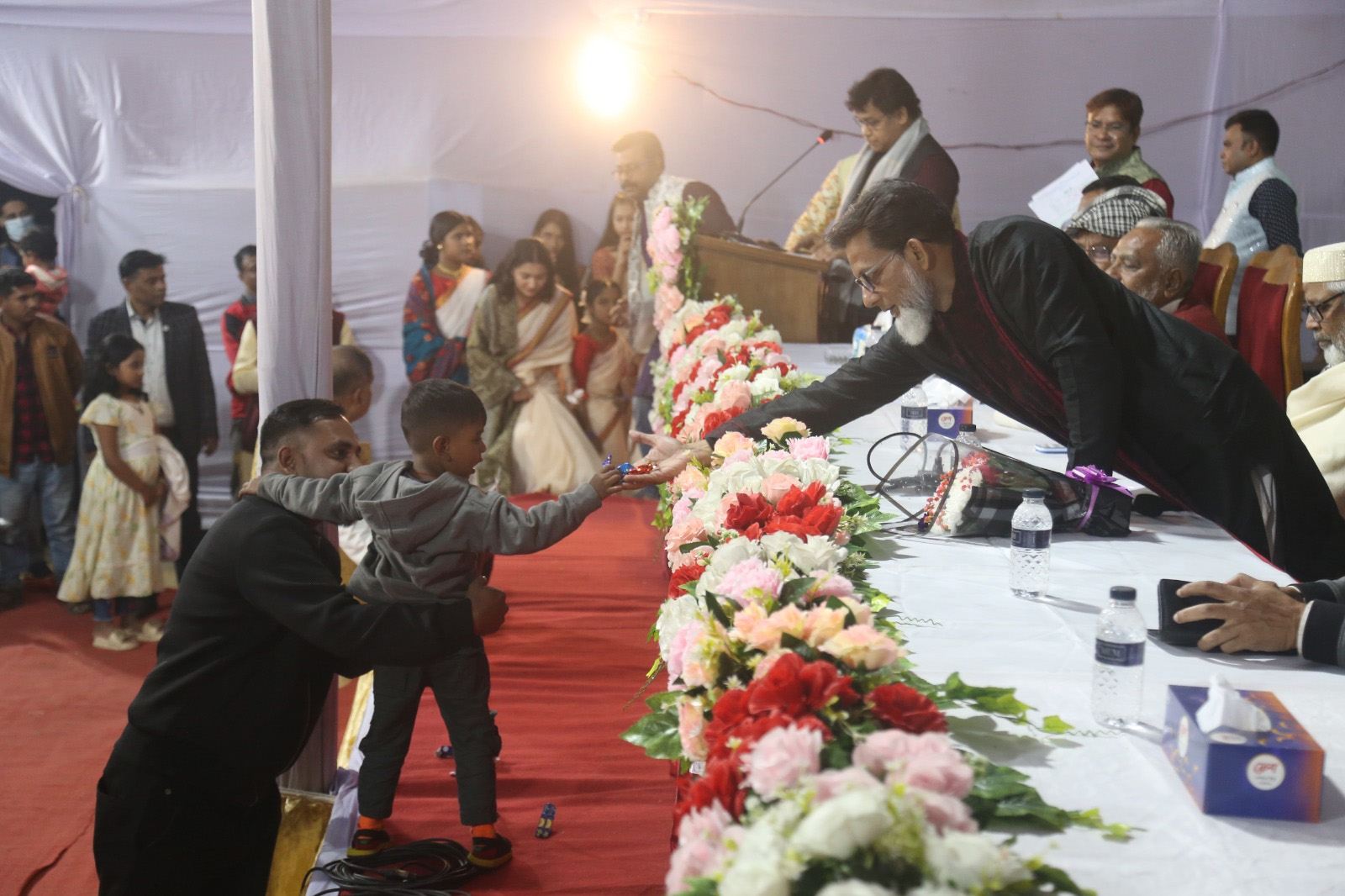 শিশুকে চকলেট দিচ্ছেন হাবিবুর রশিদ হাবিব।