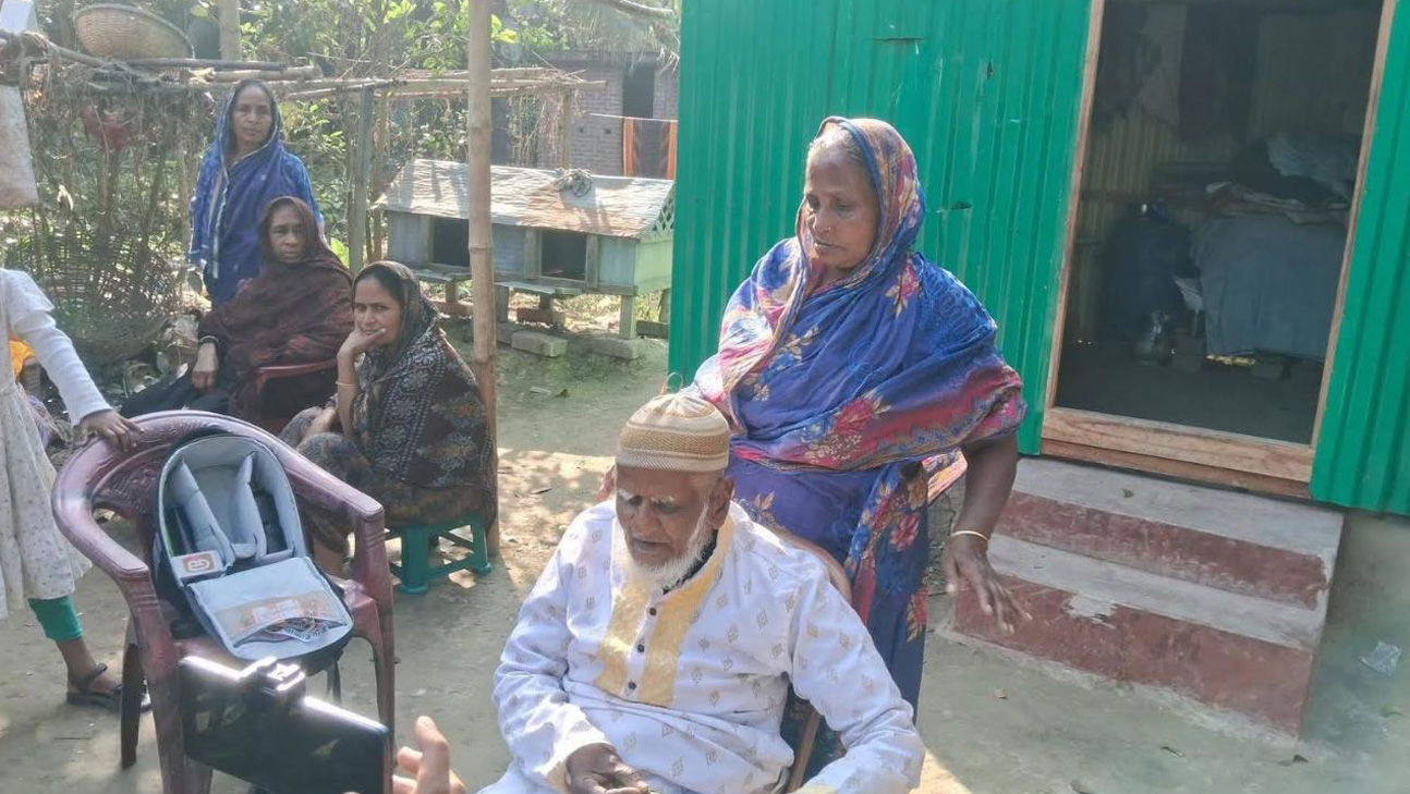 জন্মান্ধ আবদুল গফুর মল্লিকের বাড়িতে দূর্বৃত্তদের হামলা।