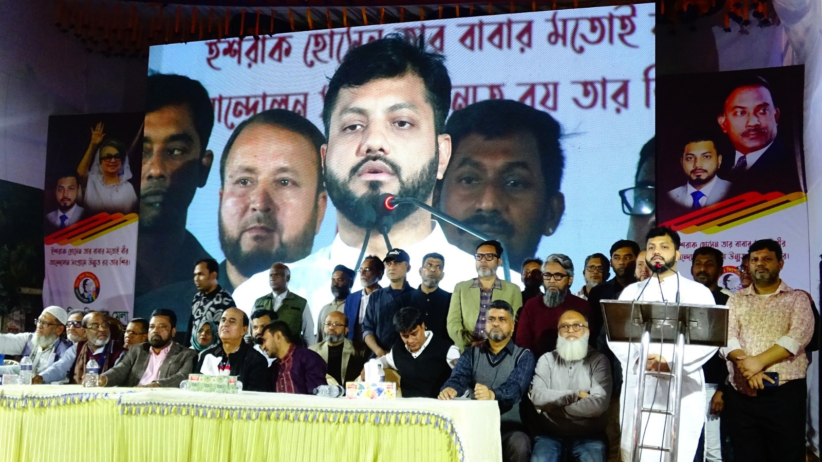 বক্তব্য রাখছেন ইশরাক হোসেন।