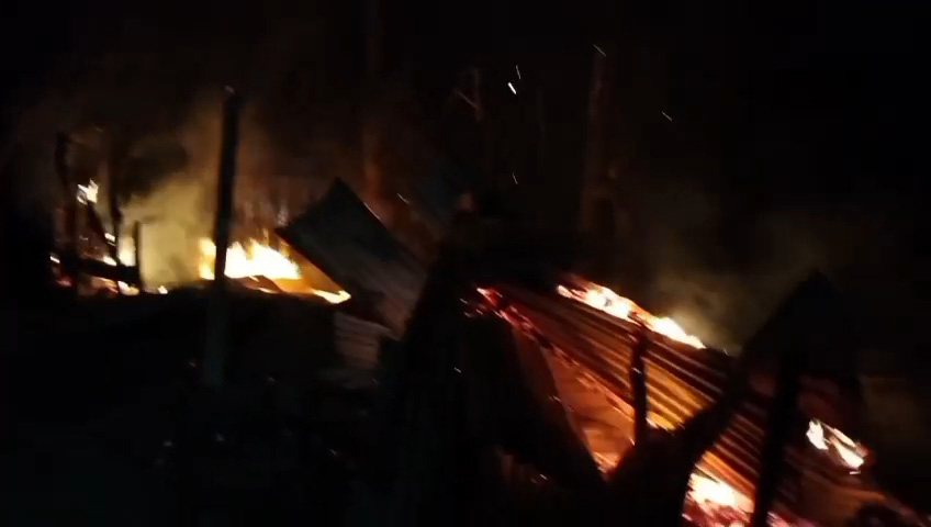 বারৈগাতী এলাকার প্রতিবন্ধী বারেক খন্দকারের তালতলা বাজারে মুদি দোকান আগুনে পুড়ছে।