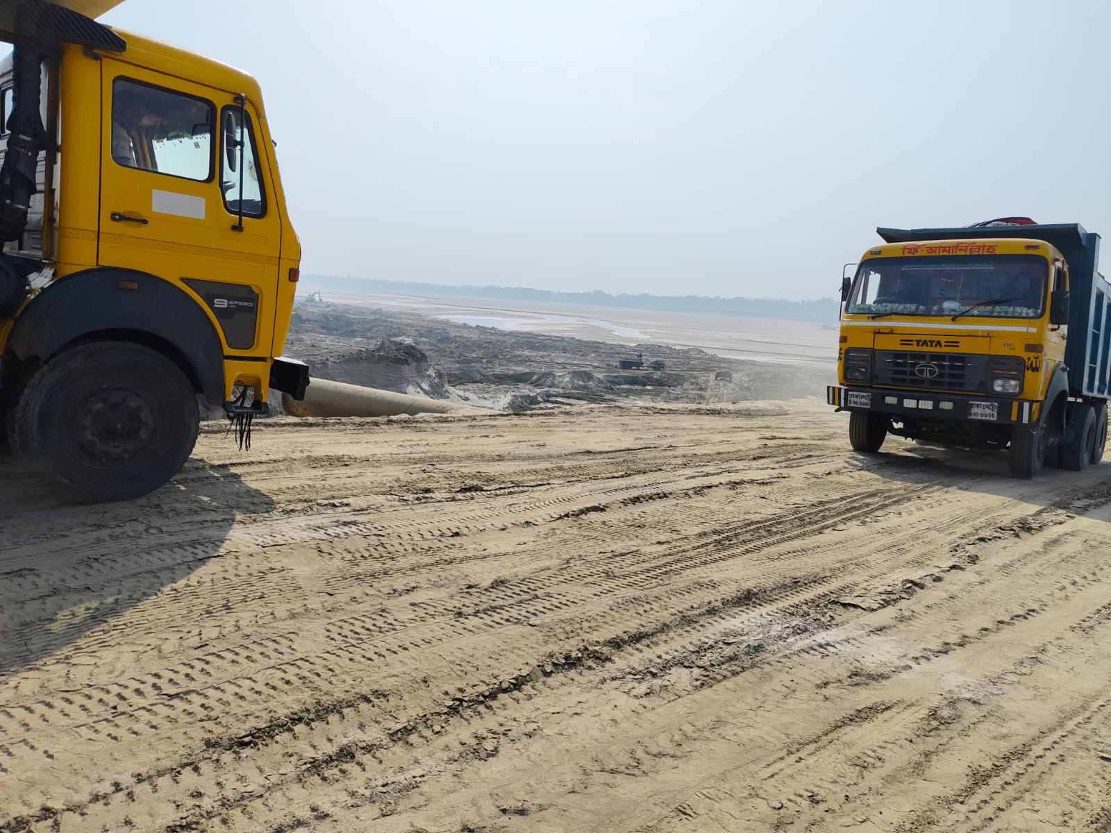 বালুমহালের ইজারার নামে নয়-ছয়।