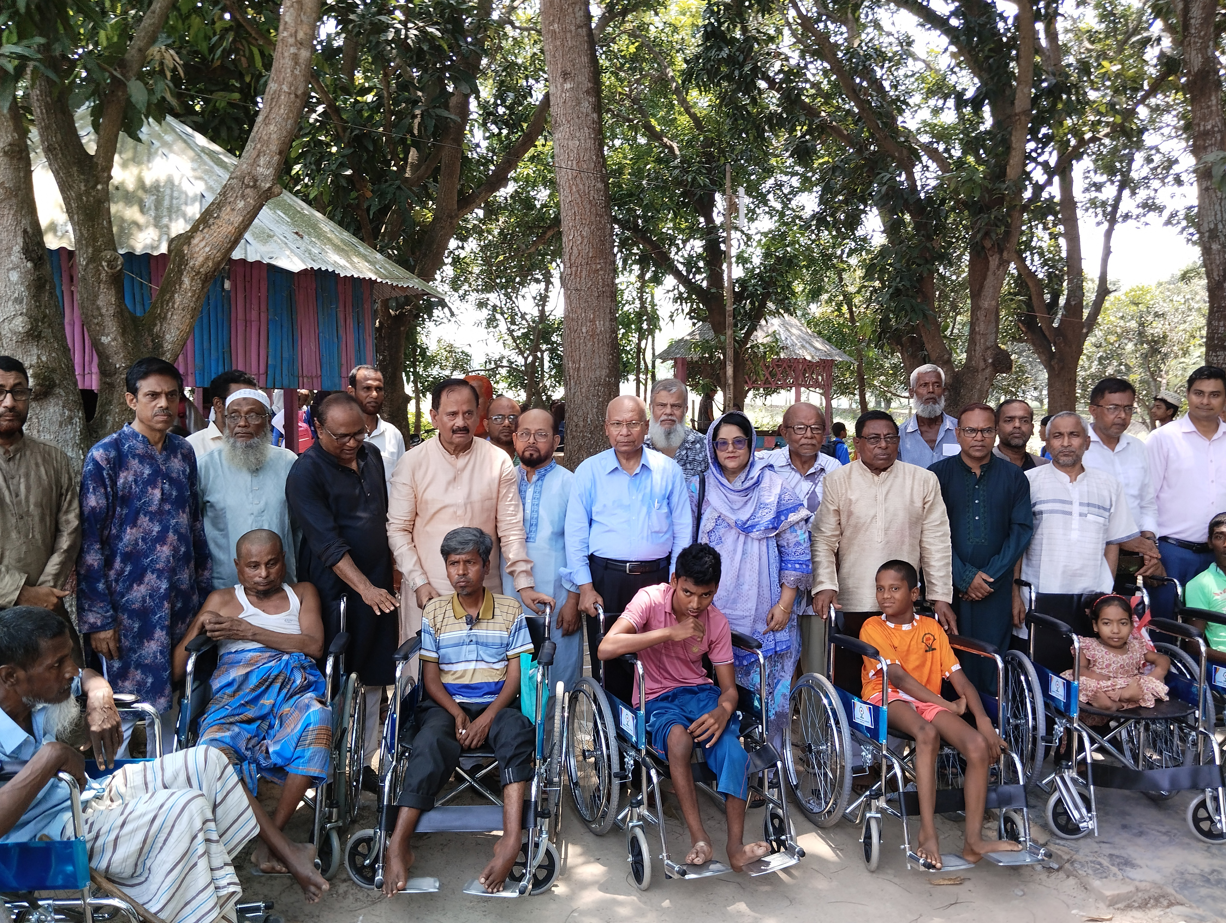 প্রতিবন্ধীদের সহায়তায় হুইল চেয়ার বিতরণ।