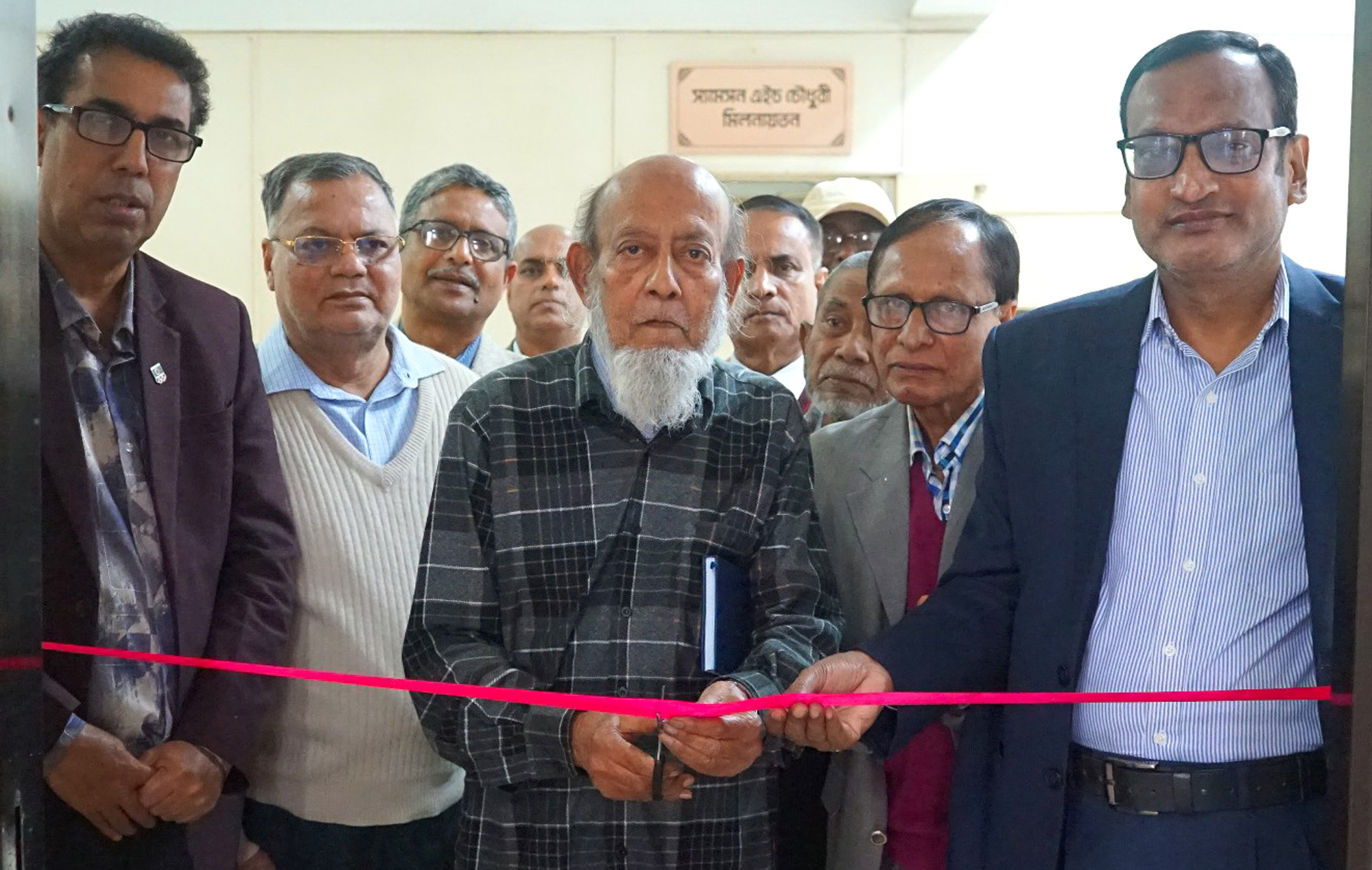 ফিতা কেটে পুস্তক প্রদর্শনীর উদ্বোধন করছেন প্রবীণ শিক্ষাবিদ প্রফেসর কামরুজ্জামান।