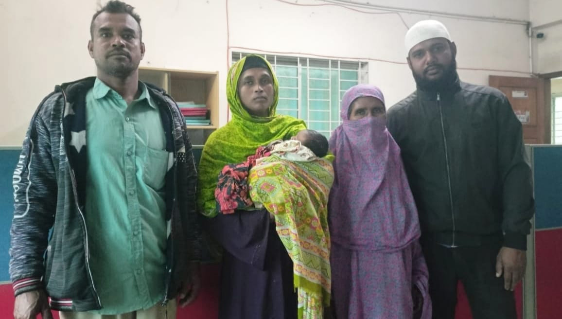 বাবা-মায়ের কোলে ফিরিয়ে দেয়া হয় শিশুটিকে।