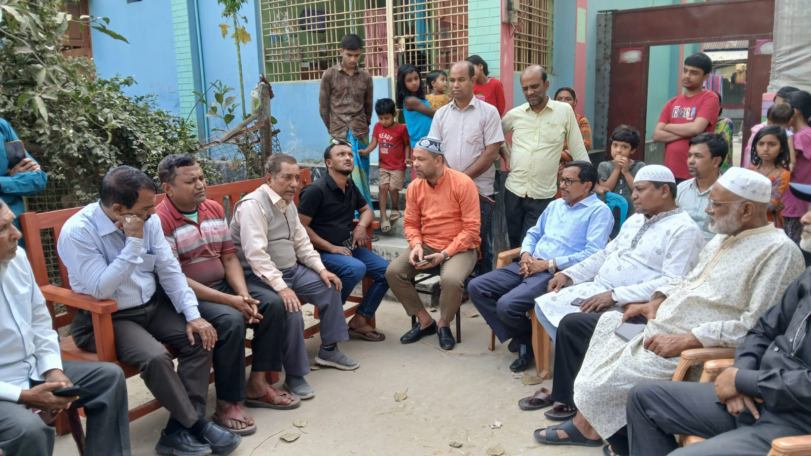 তার বাড়িতে গিয়ে কথা বলছেন পাবনা-৫ আসনের এমপি শিমুল বিশ্বাসের প্রতিনিধি দল। রোববার পাবনা সদর উপজেলার দুবলিয়া ঠাকুরপাড়া গ্রামে।
