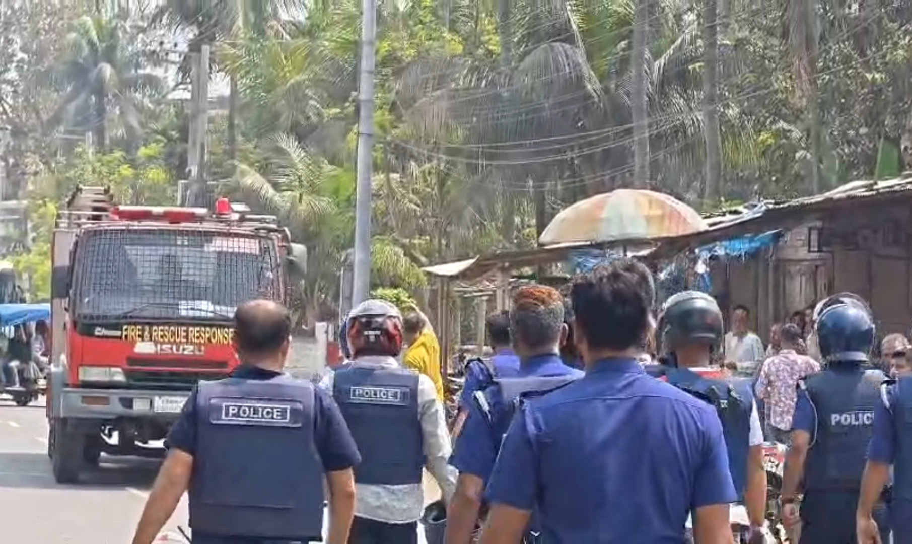 সংঘর্ষ নিয়ন্ত্রণে &zwj;পুলিশ।