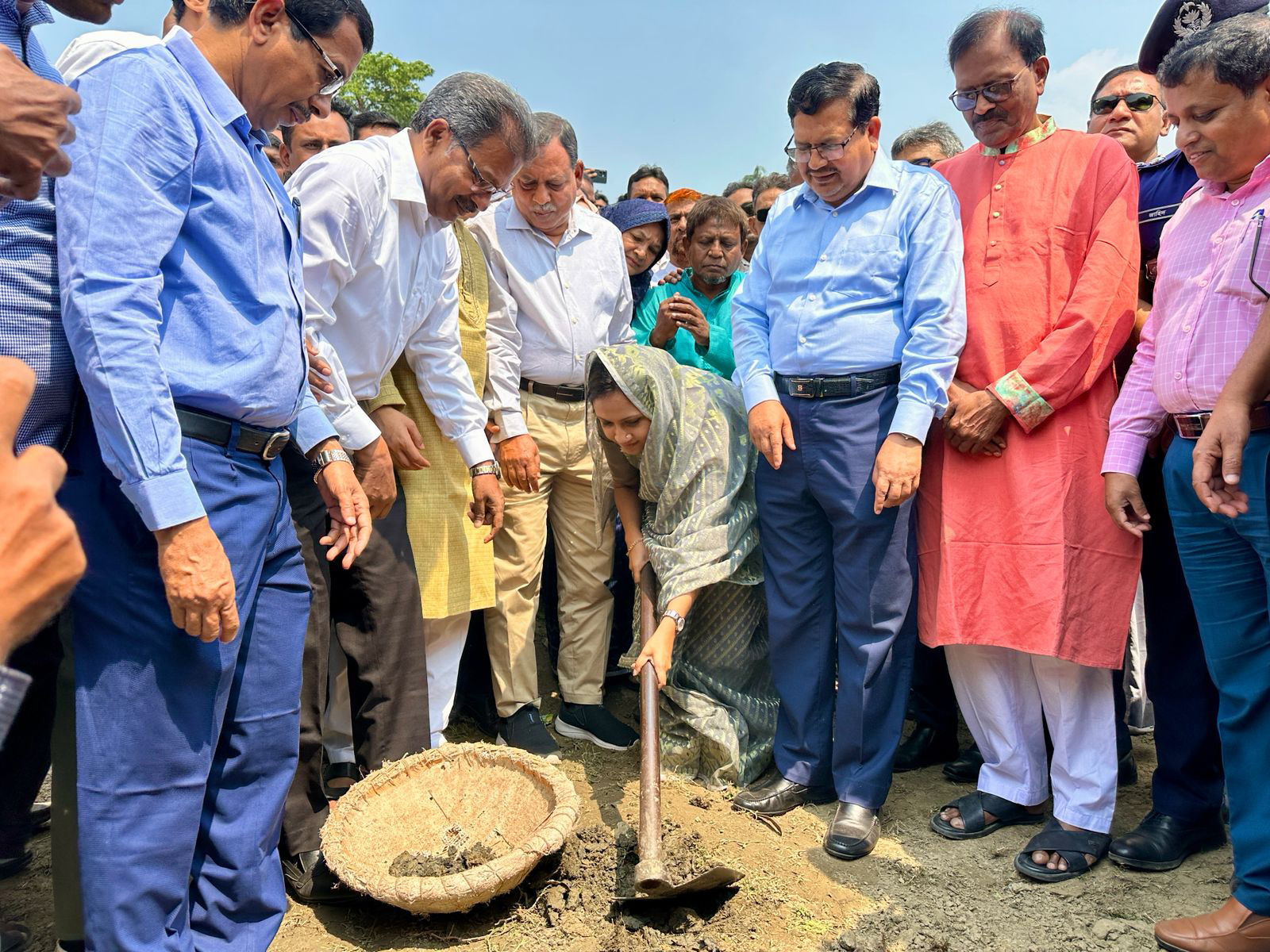 খাল খনন কর্মসূচী উদ্বোধন করছেন সমাজকল্যাণ প্রতিমন্ত্রী ফারজানা শারমীন পুতুল।