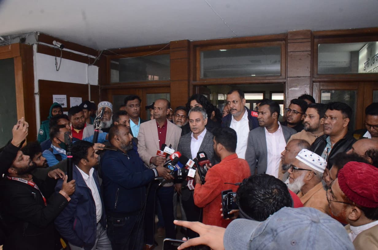 মনোনয়ন পত্র জমা দিয়ে সাংবাদিকদের সাথে কথা বলছেন ঢাকা-১০ আসনের বিএনপি মনোনীত প্রার্থী শেখ রবিউল আলম রবি।