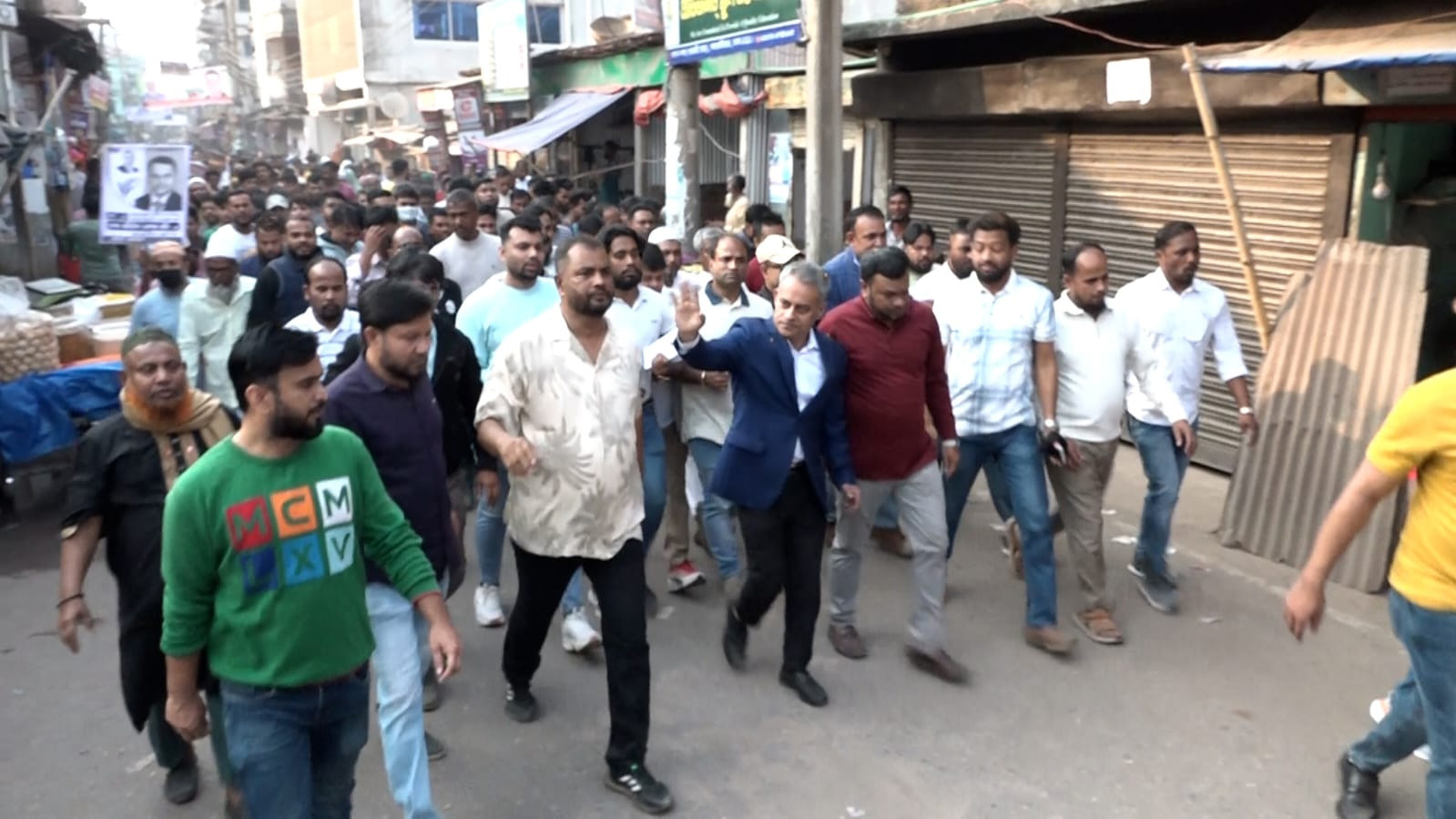 নির্বাবাচনী প্রচারনায় শেখ রবিউল আলম রবি।