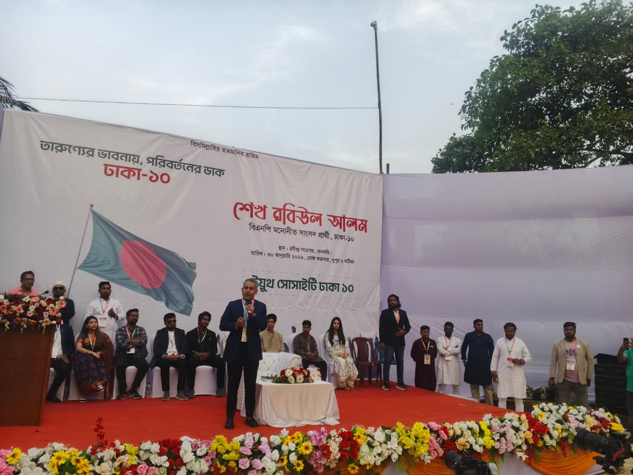 কথা বলছেন শেখ রবিউল আলম রবি।