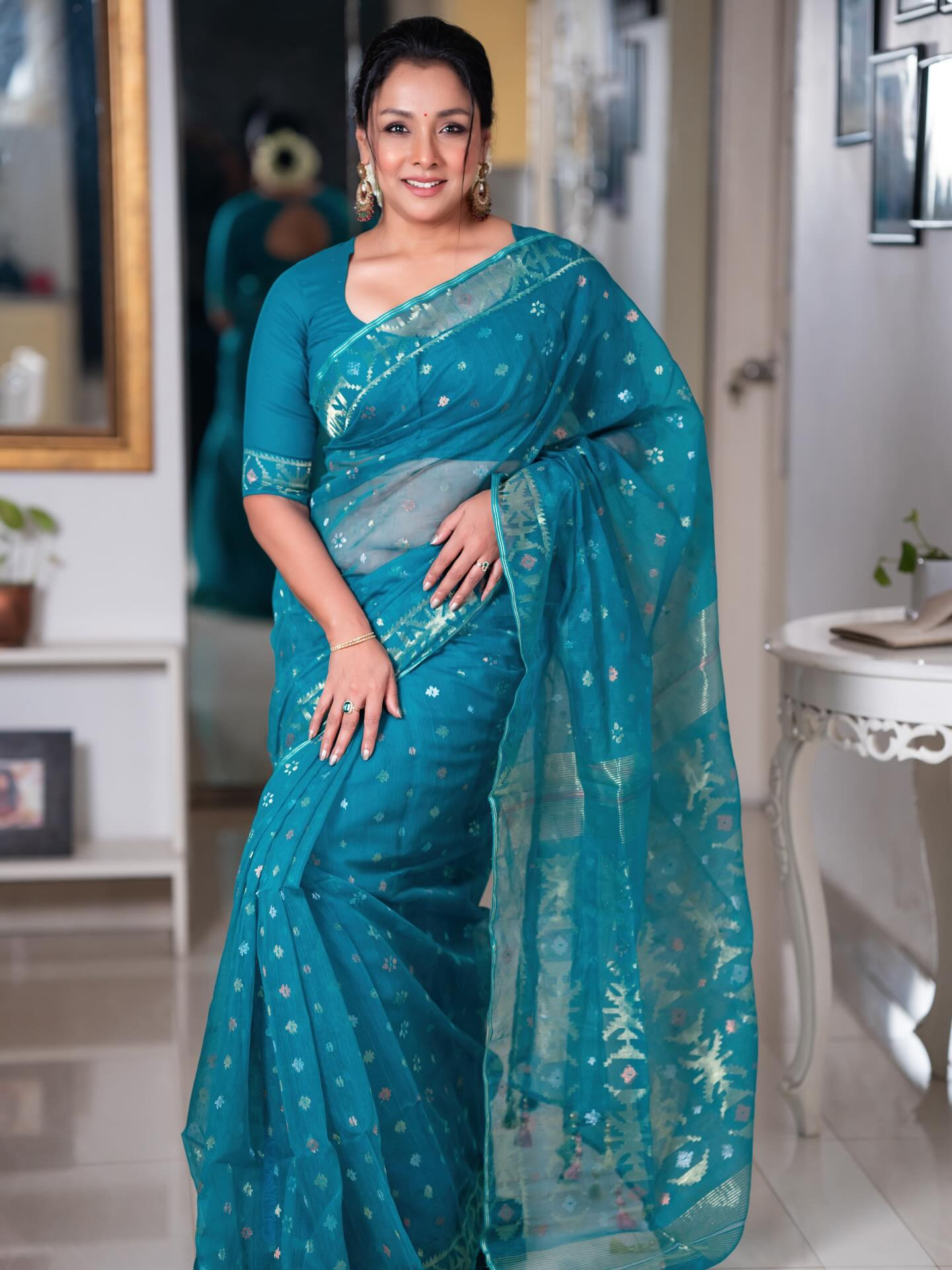 অভিনেত্রী রুনা খান।