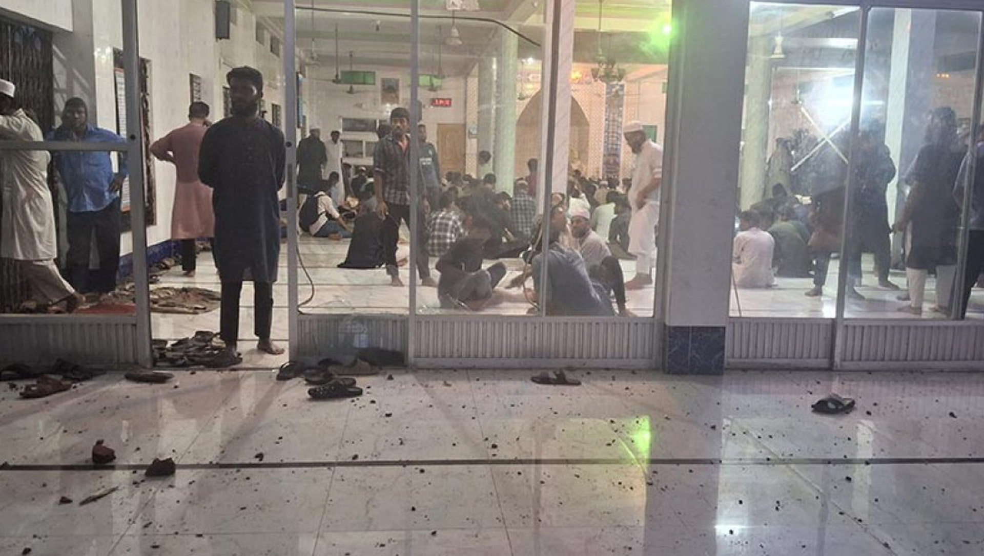 সংঘর্ষের সময় শিবিরের নেতাকর্মীদের মসজিদে অবস্থান।