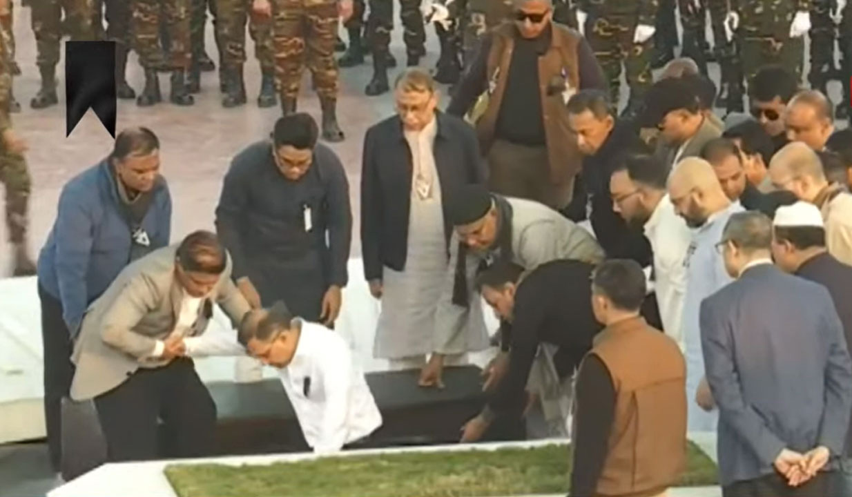 বেগম খালেদা জিয়ার দাফন সম্পন্ন।