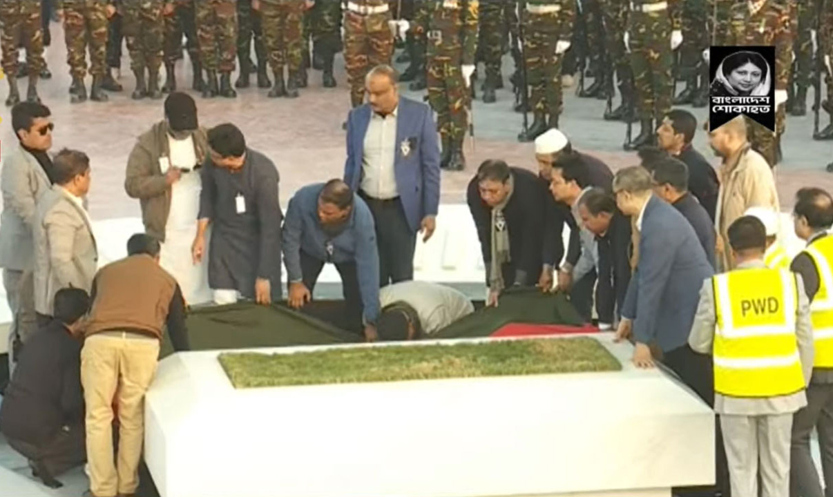 বেগম খালেদা জিয়ার দাফন সম্পন্ন।