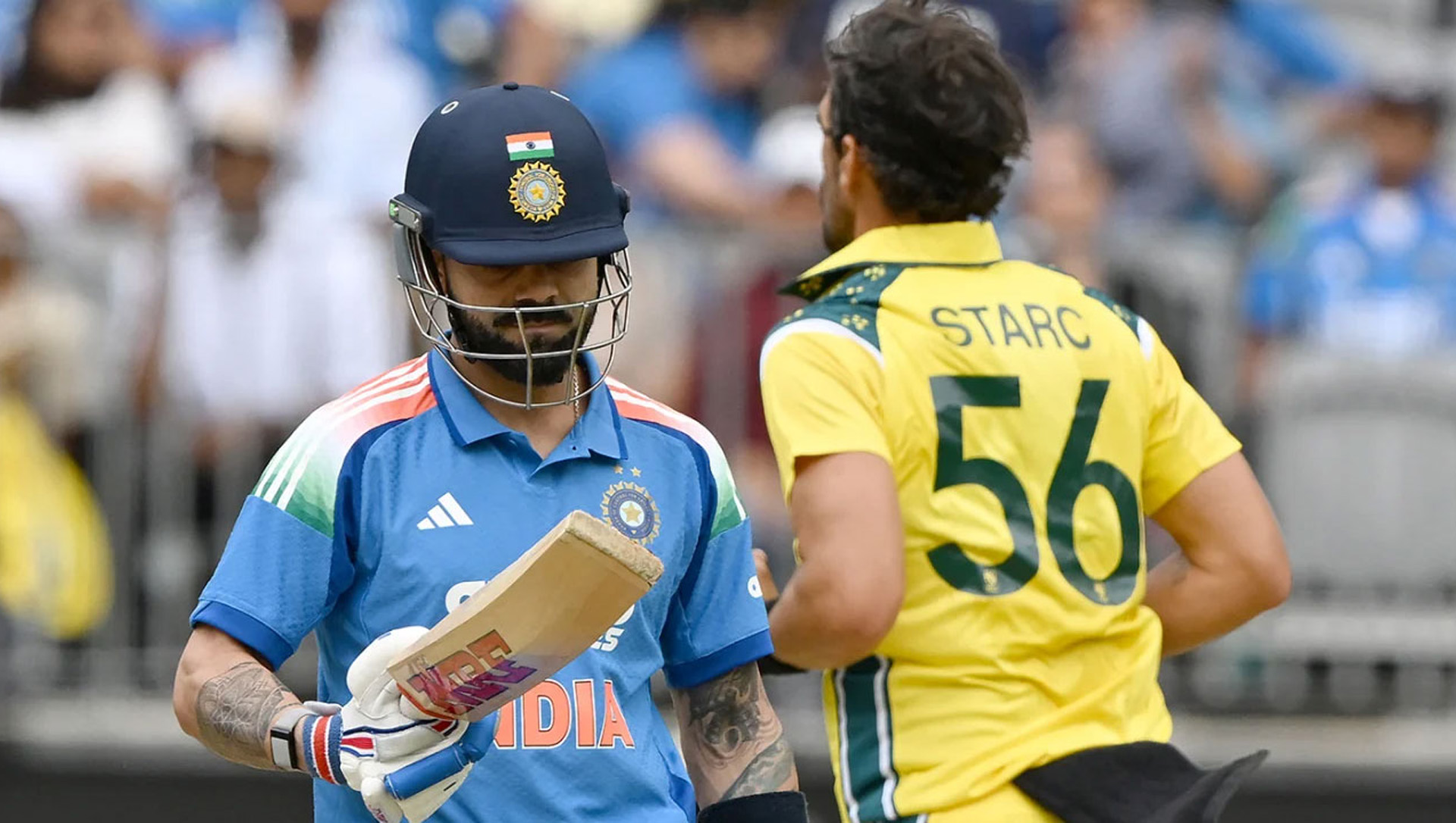 গিয়ে মিচেল স্টার্কের বলে আউট হয়ে ফিরছেন ভিরাট কোহলি।