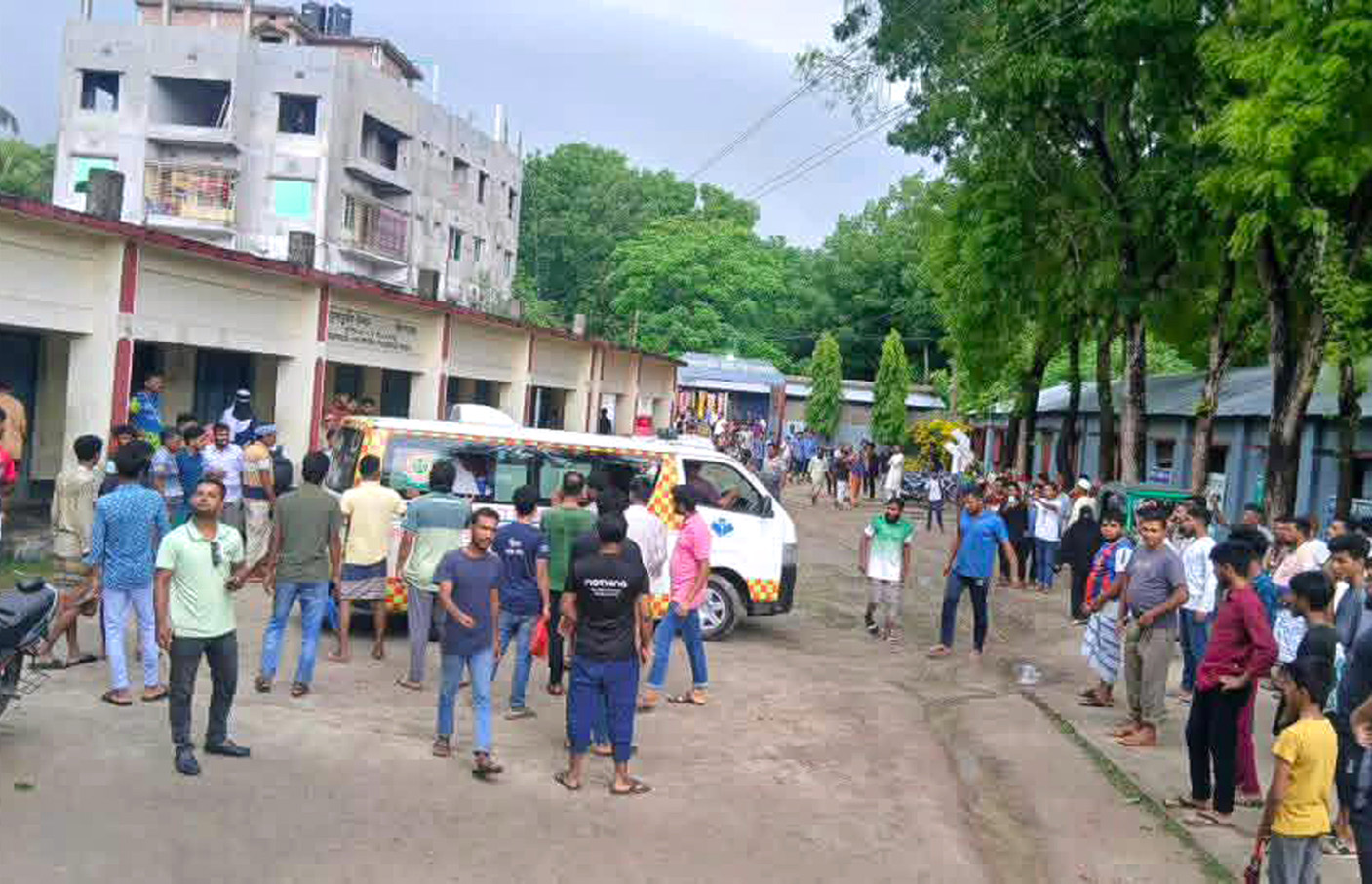 ঈশ্বরদী উপজেলার মুলাডুলি উচ্চ বিদ্যালয়ের অসুস্থ ছাত্রীদের হাসপাতালে নিচ্ছে ফায়ার সার্ভিসের কর্মীরা।
