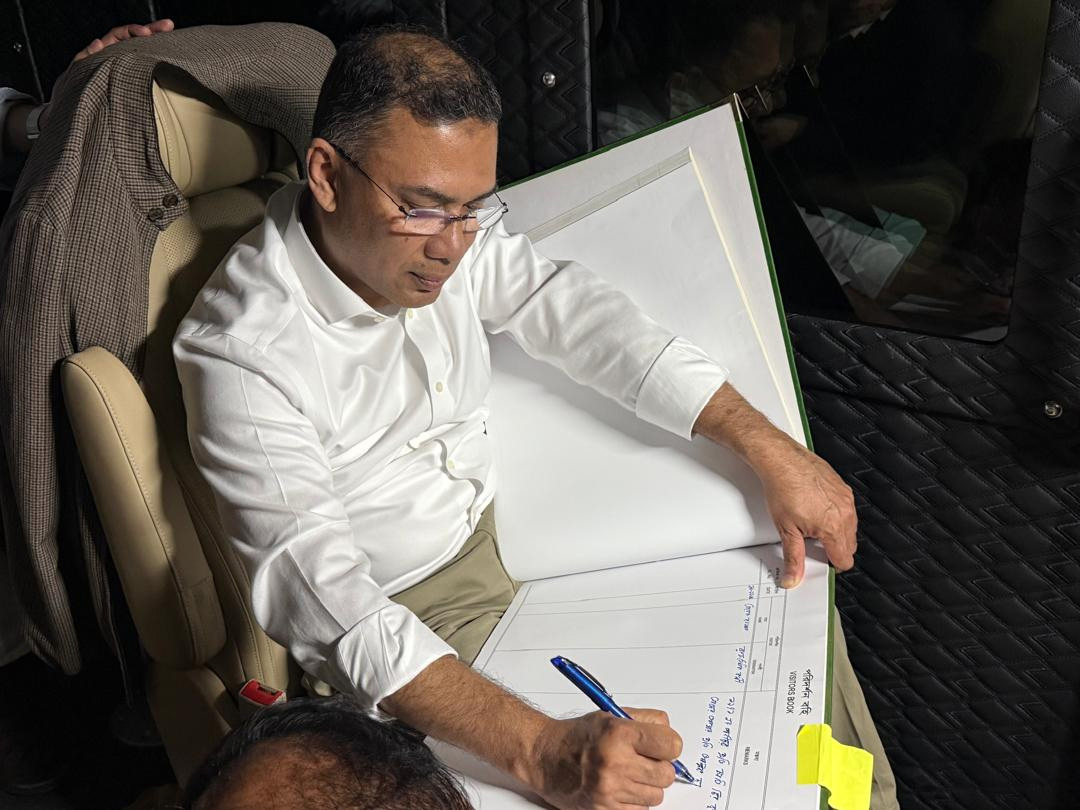 গাড়িতে বসেই জাতীয় স্মৃতিসৌধ পরিদর্শন বইতে স্বাক্ষর করছেন তারেক রহমান।