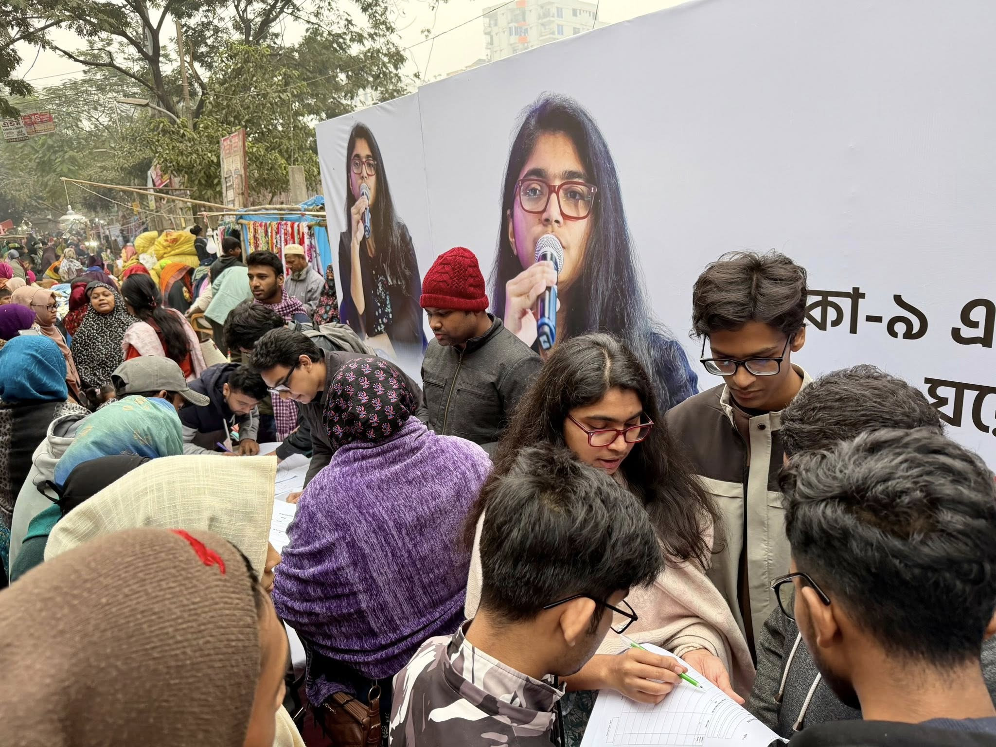 স্বতন্ত্র প্রার্থী হিসেবে নির্বাচন করতে ভোটারদের স্বাক্ষর সংগ্রহ করছেন তাসনিম জারা।