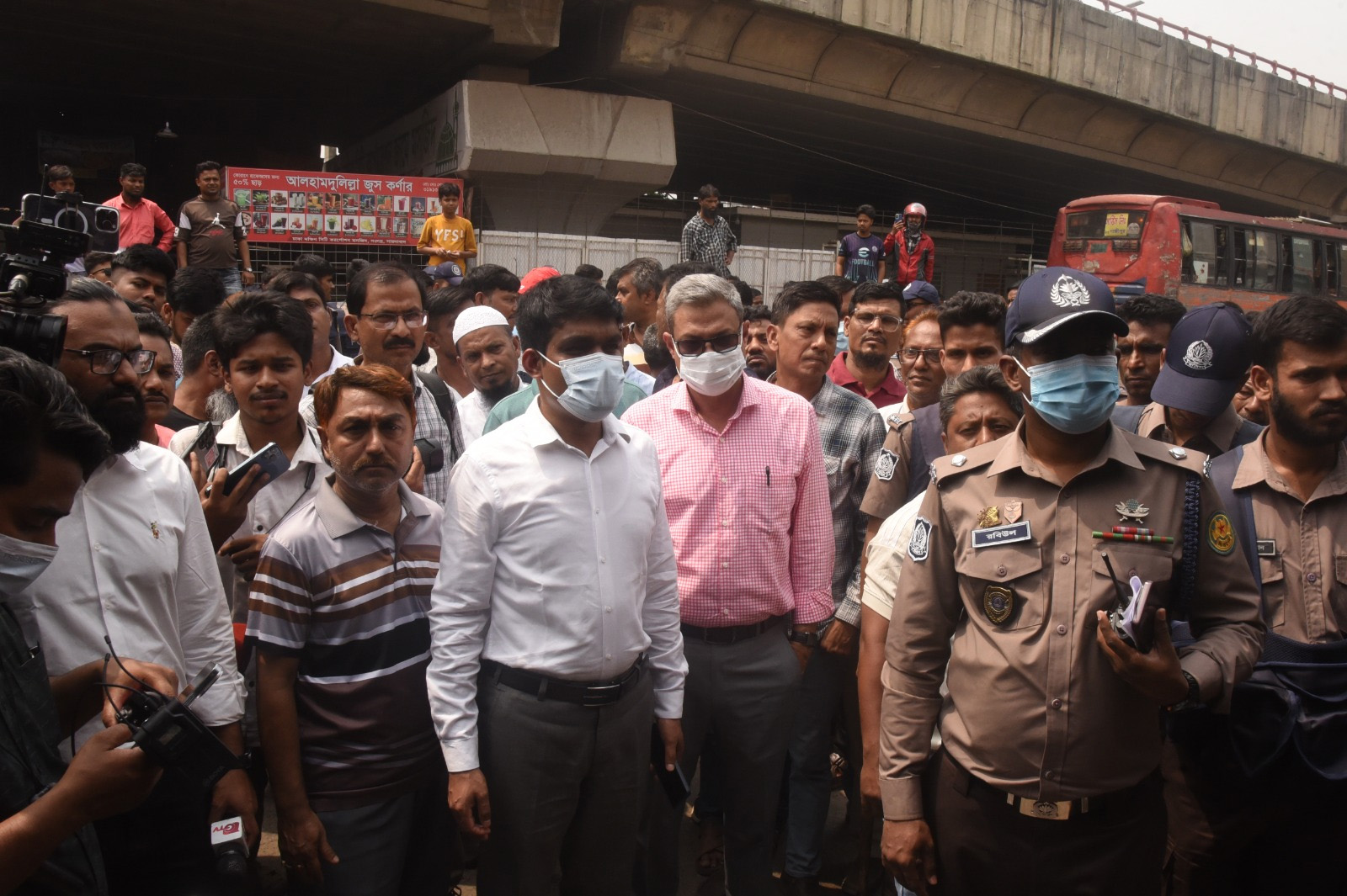 ডিএসসিসির নির্বাহী ম্যাজিস্ট্রেট মো. আমিনুল ইসলামের নেতৃত্বে সায়েদাবাদ টার্মিনালে ডিএসসিসির উচ্ছেদ অভিযান।