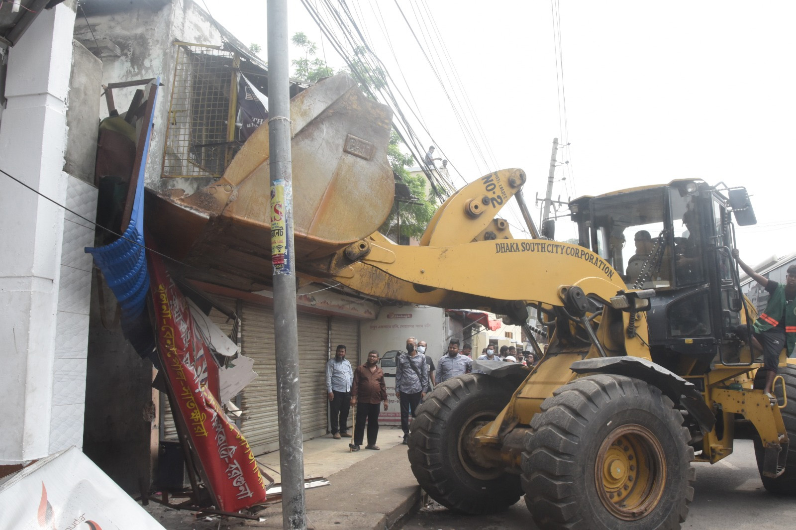 সায়েদাবাদ টার্মিনালে ডিএসসিসির উচ্ছেদ অভিযান।