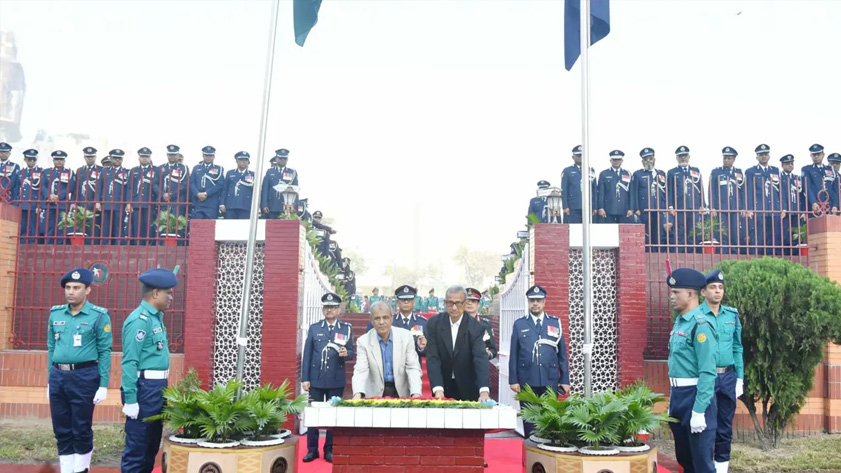 রাজারবাগ পুলিশ স্মৃতিসৌধে শ্রদ্ধা করেন স্বরাষ্ট্র উপদেষ্টা ও আইজিপির