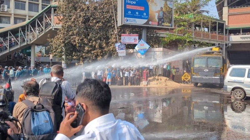 আন্দোলনকারীদের সরিয়ে দিল পুলিশ
