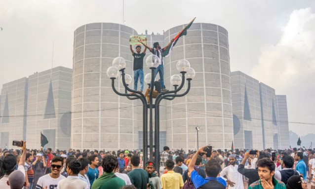 শিক্ষার্থীদের হাত ধরেই ‘বিজয়’