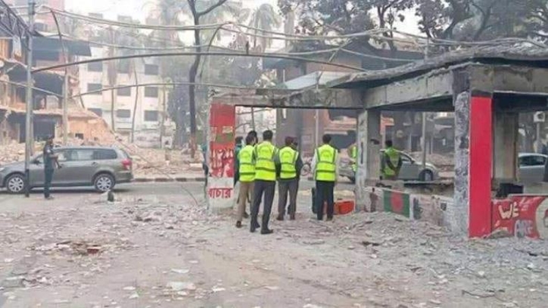 ধানমন্ডি ৩২ নম্বর থেকে আলামত সংগ্রহ